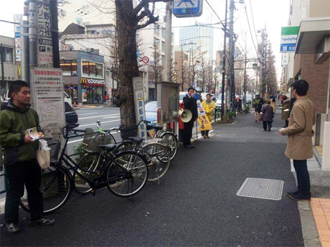 街頭演説と『石坂わたるのたつのこ通信』を配布する様子