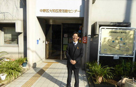 石坂わたるの活動:大和区民活動センターでのお茶会。区民活動センター前にて。