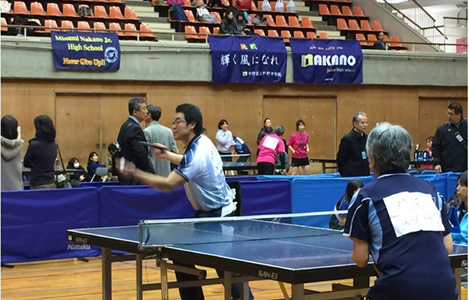 中野区立中学校PＴＡ連合会卓球大会試合の様子。試合は皆真剣な表情をしています！