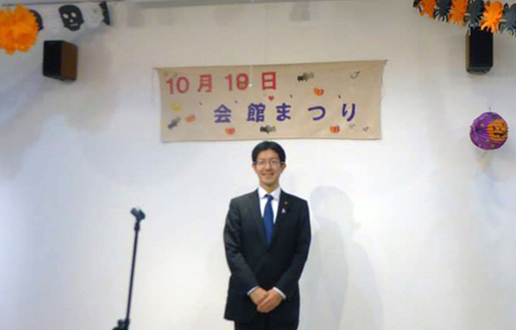 石坂わたるの活動:障碍者福祉会館まつりに区議として参加し、挨拶する様子。
