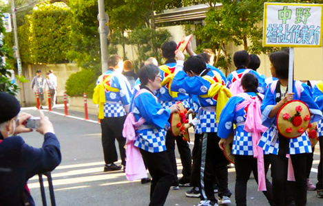 石坂わたるの活動:中野福祉作業所まつり:野方地区まつり 花笠踊りが始まる直前の様子です。