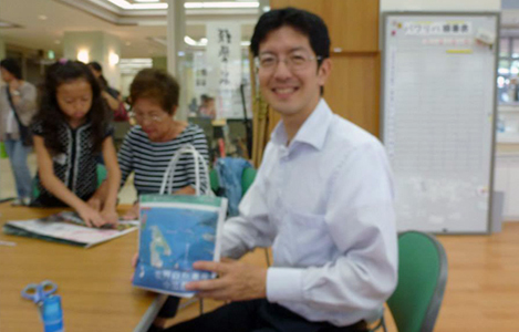 石坂わたるの活動:障がい者と高齢者の施設である江古田の森まつりで作成したエコバックを持った写真