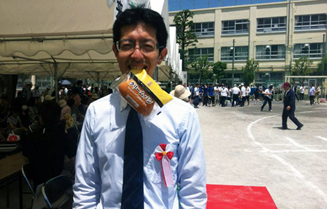 障害を持つ方とともに楽しむふれあい運動会で、パン食い競争に参加して取ったパンをくわえる写真