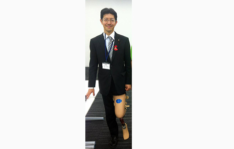 石坂わたるの活動:明治大学横田ゼミのヒューマンライブラリーの会場内での義足の体験の写真