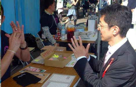 東京レインボープライドでの手話体験の写真