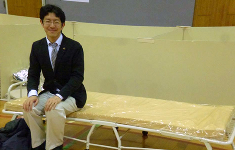 石坂わたるの活動:中野区の障がい者防災委員会企画の講演会に参加(3)~災害時に使用するベッドの利用を体験。
