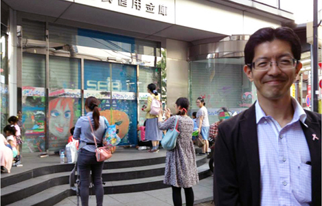 石坂わたるの活動：町めぐり博覧会の一企画でもある、野方商店街「アール・ブリュットDE街おこし」にて