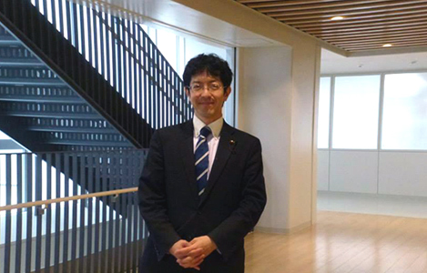 石坂わたるの活動:学校再編によって新設された中野中学校校舎の開校前の内覧の写真