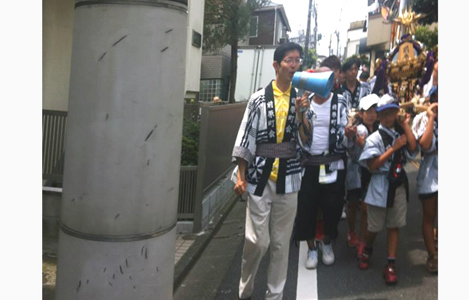 石坂わたるの活動:自分が住んでいる南台二丁目前原町会の子どもみこしのお手伝いの写真