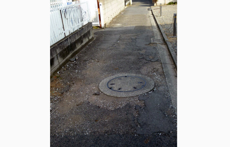 石坂わたるの活動:区民の方から道路の路面の状況が悪くなっているとお知らせいただき見に行った南中野地区 のとある道路。