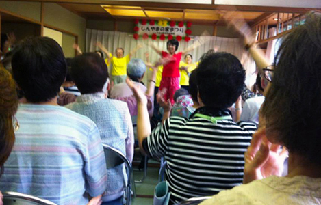 石坂わたるの活動:地元の高齢者会館しんやまの家の祭りの様子。