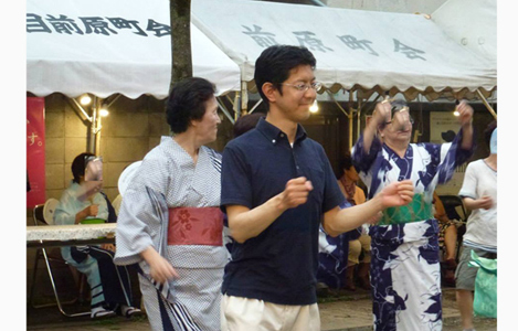 石坂わたるの活動:南台前原町会での盆踊りに参加して盆踊りを楽しむ様子。