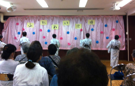石坂わたるの活動:東部区民活動センターで行われる東部地区まつりのステージ「ふれあい広場」の写真