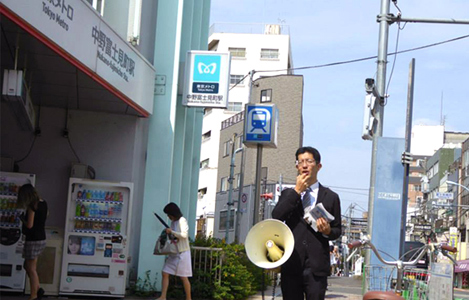 石坂わたるの活動:中野富士見町駅での『たつのこ通信』の配布と区政の報告の写真