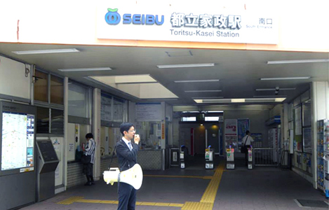 石坂わたるの活動:都立家政駅での区政の報告の写真