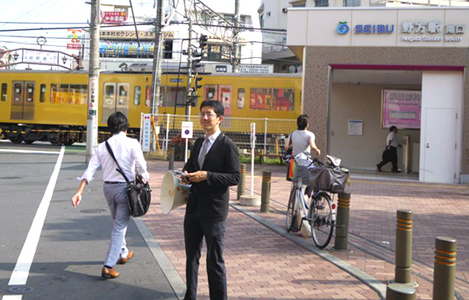 石坂わたるの活動:野方駅にて『たつのこ通信』の配布と区政報告の写真