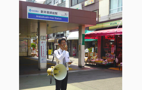石坂わたるの活動:△新井薬師前駅南口での『たつのこ通信』の配布と区政報告の写真