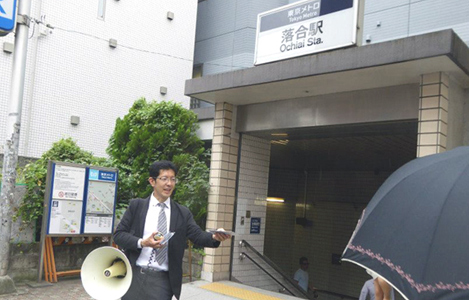 石坂わたるの活動:中野区民も多く利用する落合駅にて『たつのこ通信』の配布と区政報告