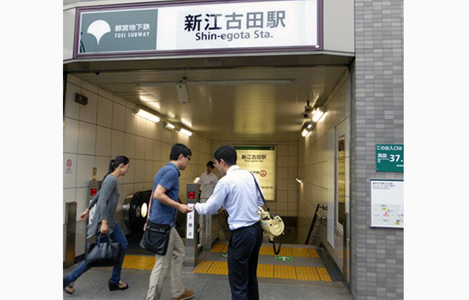 石坂わたるの活動:練馬区との区界にある新江古田(しんえごた)駅前にて。