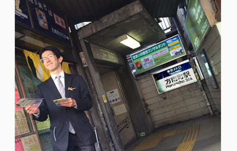 石坂わたるの活動:方南町駅での『たつのこ通信』の配布の写真。