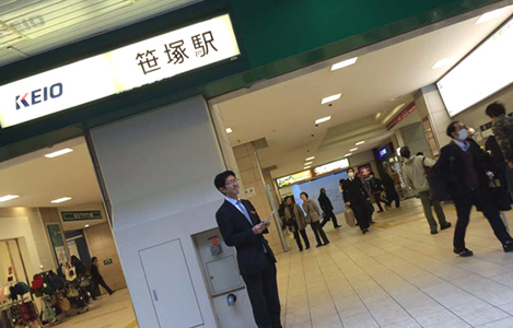石坂わたるの活動:笹塚駅での『たつのこ通信』配布の写真