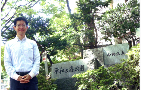 石坂わたるの活動:中野区の、憲法擁護・非核都市の宣言の碑文が置かれている平和の森公園にて
