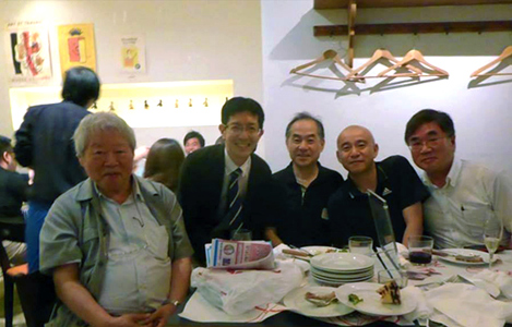 石坂わたるの活動:△立教大学院立花隆ゼミのOB4名と立花先生との、先生の誕生日会での一枚です。