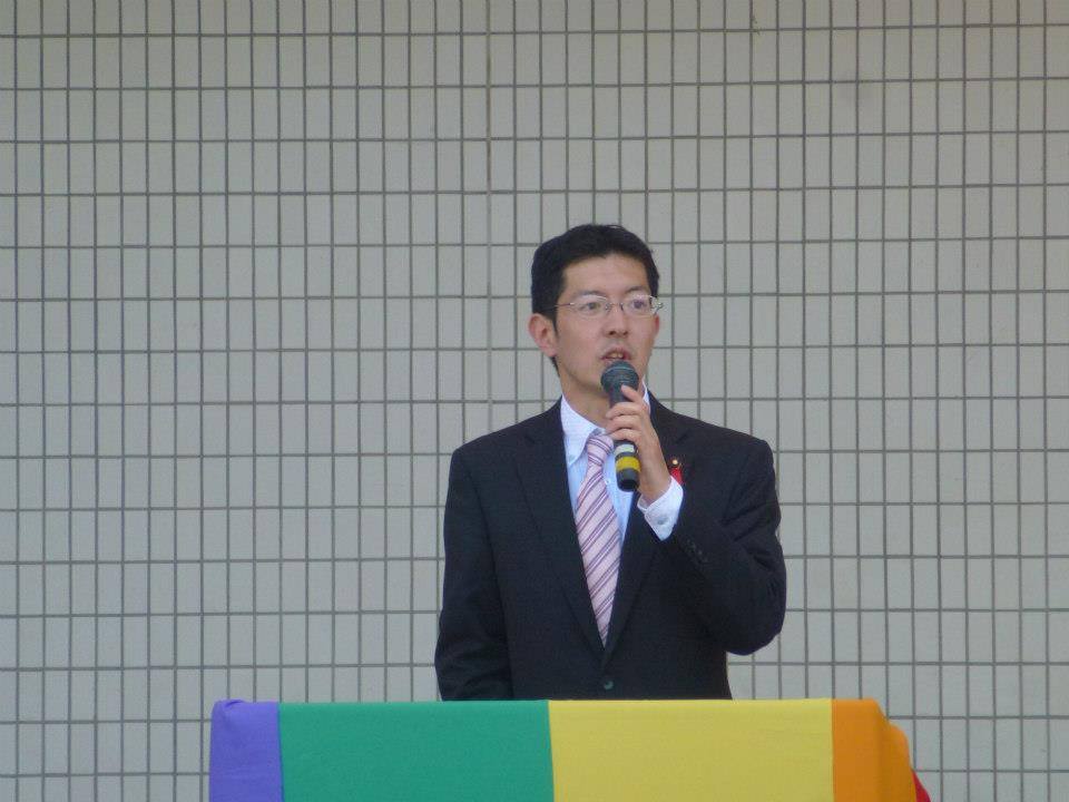 石坂わたるの活動:東京レインボープライドのパレード後のイベントでスピーチをしている写真