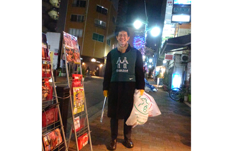 石坂わたるの活動:グリーンバードの新宿二丁目でのゴミ拾いに参加。
