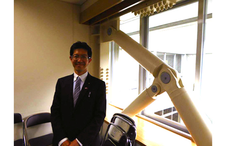 石坂わたるの活動:総務委員会でトグル制震装置 (写真のオイルダンパー)を施していたことで、市役所の被害を大幅に免れた仙台市役所を視察しました。