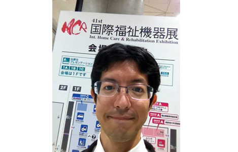 石坂わたるの活動:国際福祉機器展を見学している写真。