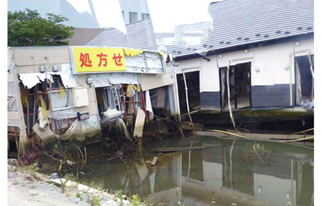 石坂わたるの活動:被災地の現地視察(2)津波の跡も水につかったままの建物が多く残されました。